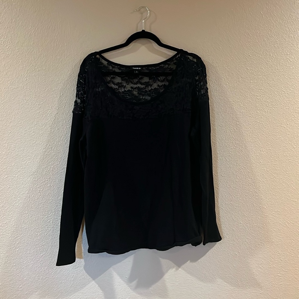 Long sleeve torrid top with lace on top portion